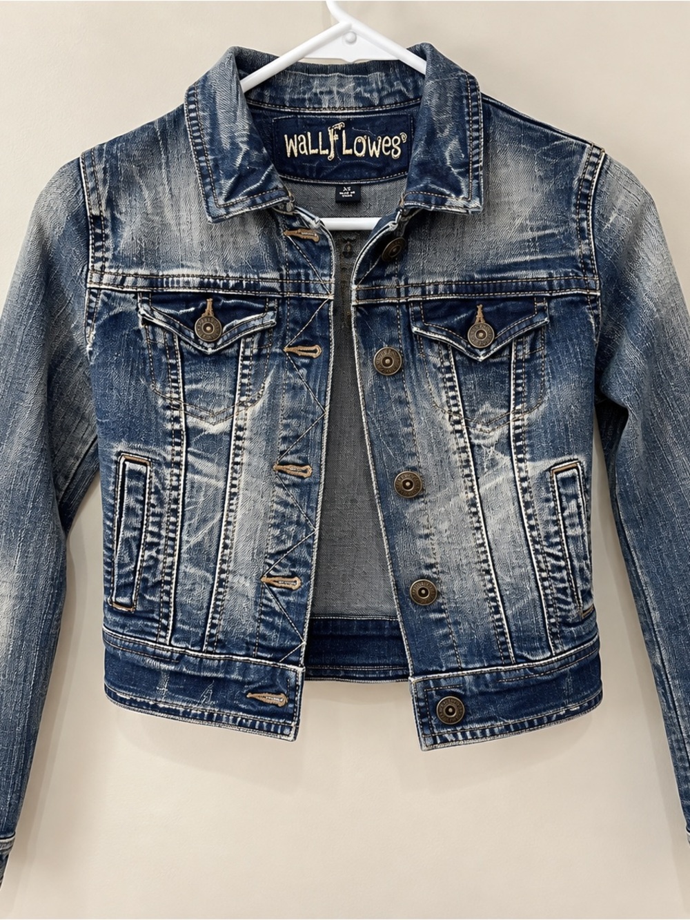 WallFlower Women’s Cropped Distressed Denim Jean Jacket Blue XS
